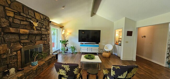 Building Photo - Contemporary Ranch in a beautiful, quiet s...