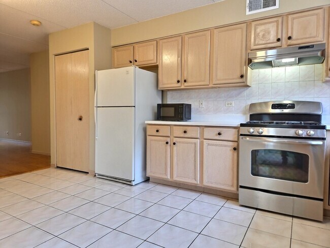 Building Photo - 8700 W Evelyn Ln