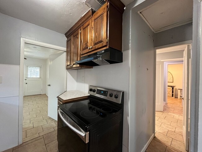 Building Photo - TULOSO MIDWAY WITH WATER AND ELECTRIC INCLUDED!!