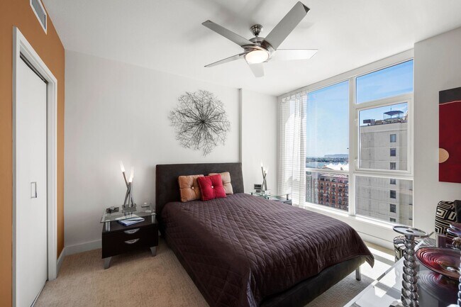 Building Photo - West Facing Downtown Condo for Rent!