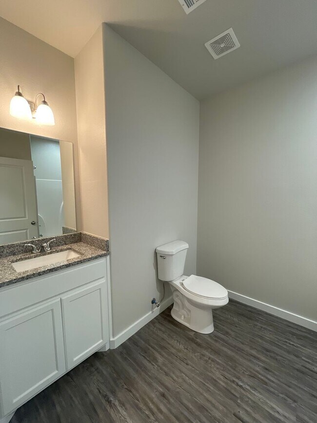 Building Photo - 384 Western Hills Dr
