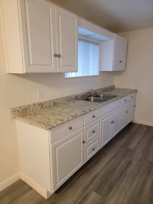Building Photo - Minutes From UC Riverside. Large 1 bedroom...