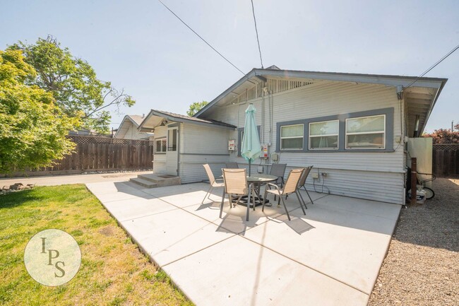 Building Photo - Beautifully Updated Fresno Tower Home, 3BR...