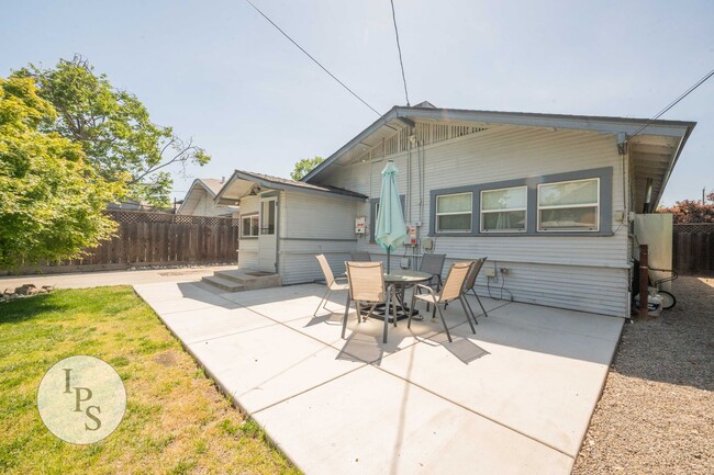 Building Photo - Beautifully Updated Fresno Tower Home, 3BR/2BA, plus Solar!!