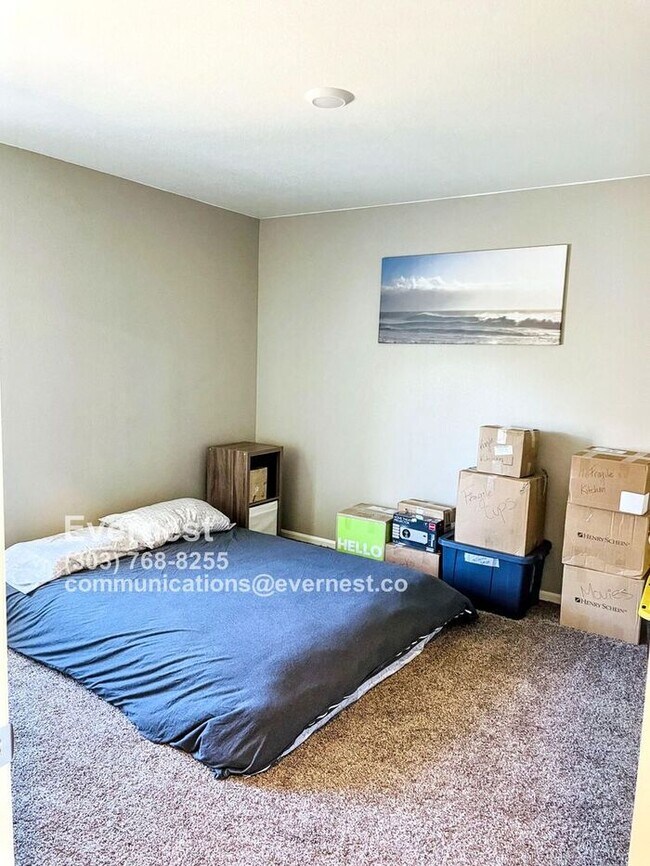 Building Photo - Spacious 4-Bedroom Home with Modern Comfor...
