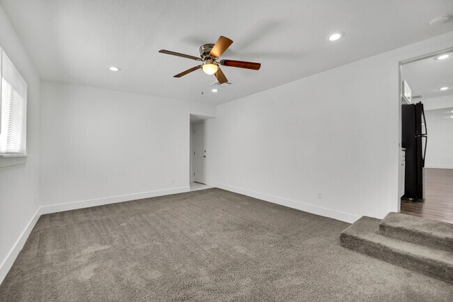Building Photo - 1050 E Hassett Ave