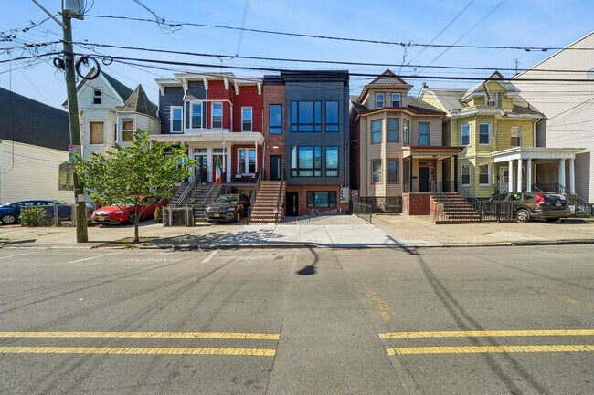 Building Photo - 169 Bowers St