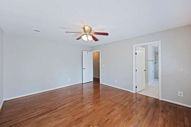 Building Photo - 100 Lakeview Dr