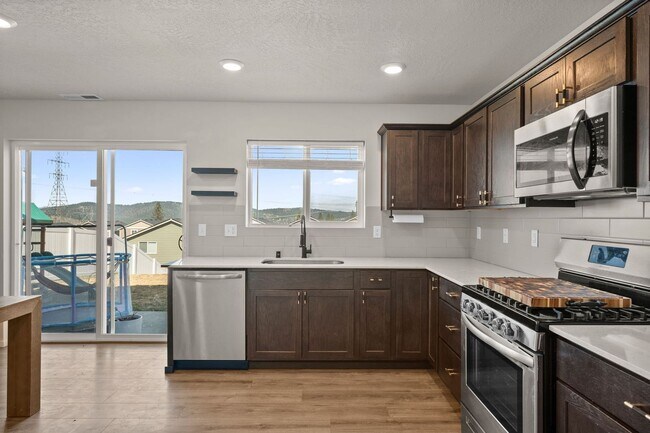 Building Photo - Beautiful 2022 Built Home With Views!