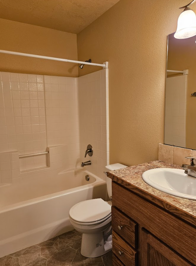 Building Photo - Centrally located 3bed/2.5bath townhome w/...