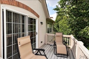 Building Photo - 404 Bay Tree Cir