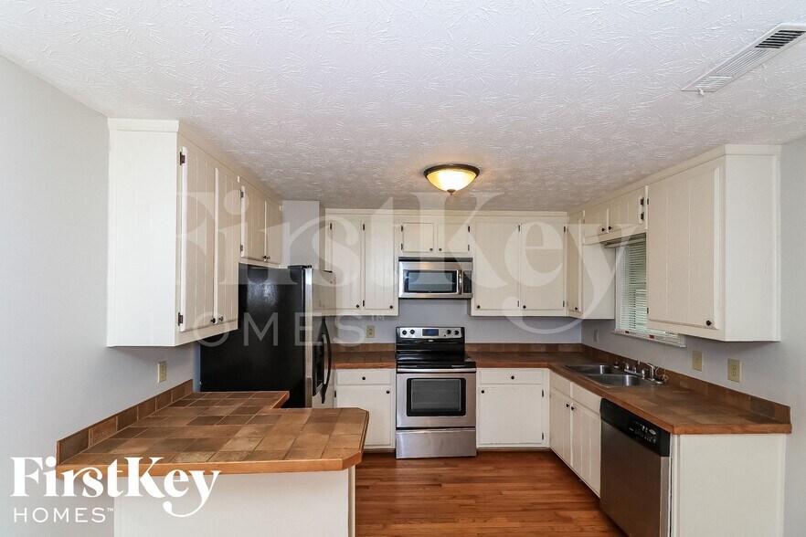 Building Photo - 2905 Navajo Cir