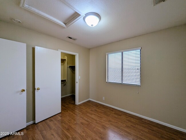 Building Photo - 8861 W Paradise Dr