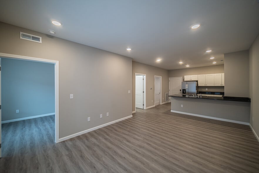 Building Photo - Oaks Place