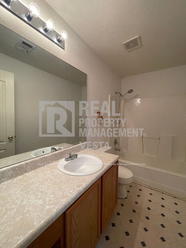 Building Photo - 451 Crabapple Pl