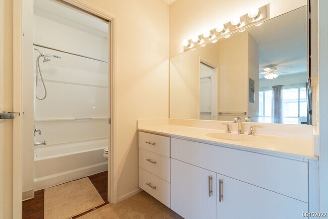 Building Photo - 2 Bedroom, 2 Bath Condo in Sun Rise Community