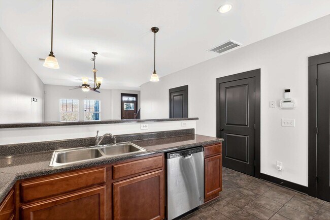 Building Photo - Great Location!