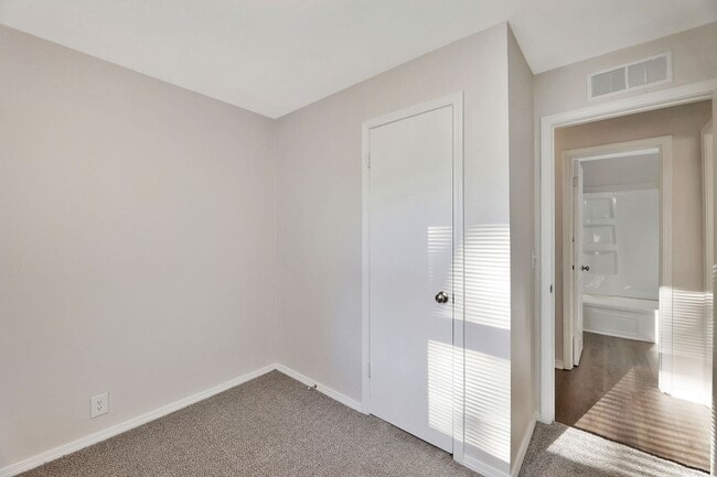 Building Photo - 6020 N E Pk Vw Dr