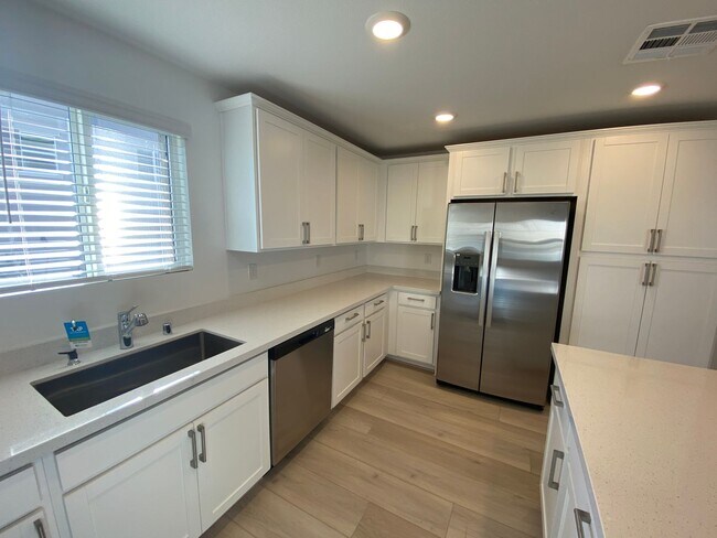 Building Photo - Fabulous 4 bedroom  Townhouse