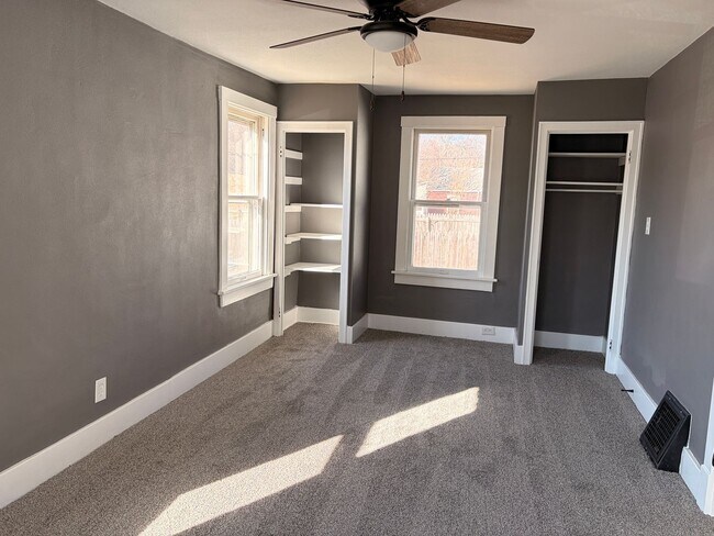 Building Photo - Charming 2-Bedroom Home with Porch and Garage!