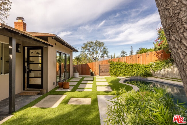 Building Photo - 3424 Primera Ave