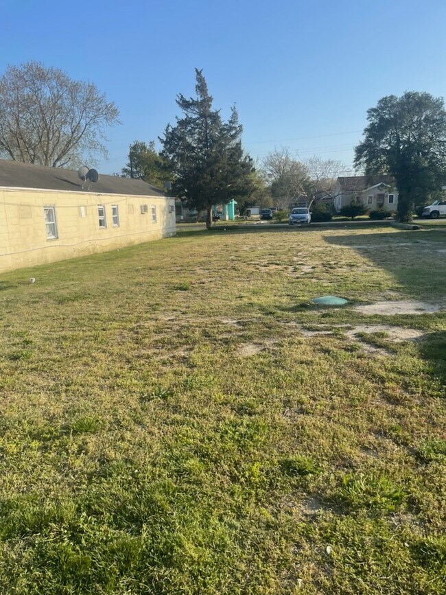 Building Photo - 513 Blackburn Ave