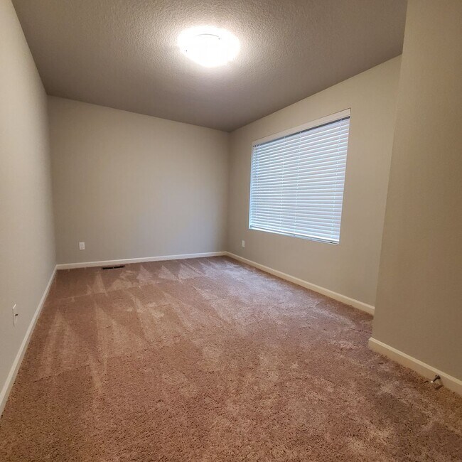 Building Photo - Newer 3 bedroom 2 bath home in SE Albany, close to LBCC, Easy drive to Corvallis, Lebanon or I-5