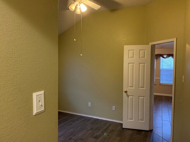 Building Photo - Beautiful 4 bedroom 2 bath home