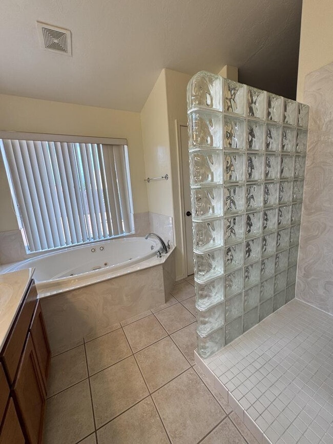 Building Photo - 3829 Camino del Vara