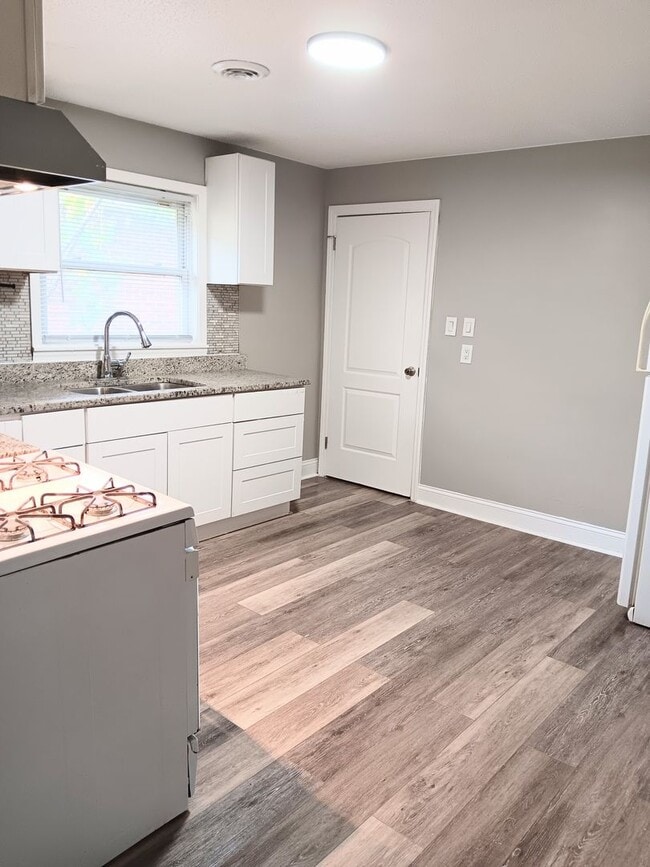 Building Photo - Beautifully Updated 3-Bedroom Home