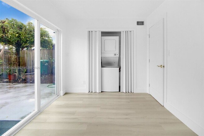 Building Photo - 10921 SW 70th Terrace
