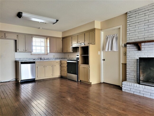 Building Photo - Welcome to the charming 3 bed/2 bath home ...