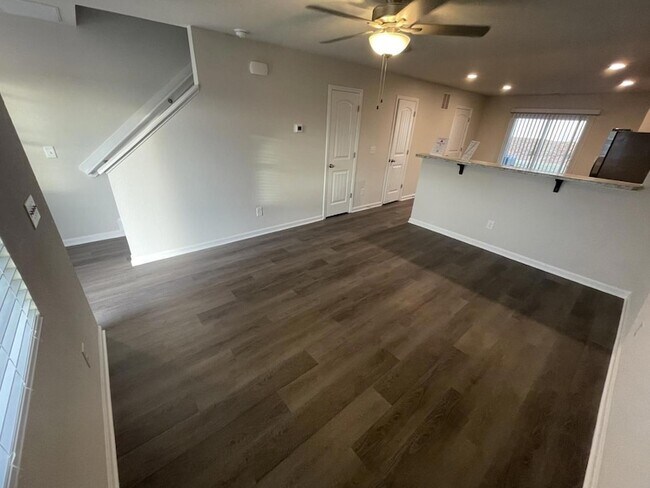 Building Photo - 1022 Peony Ln