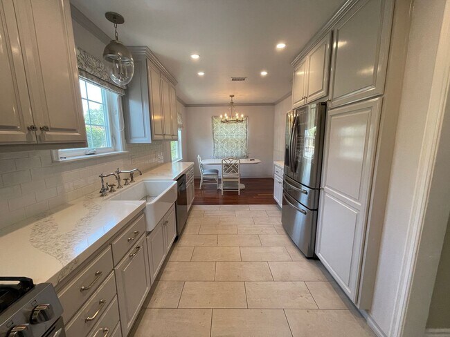Building Photo - Luxurious Lake Balboa Home with Athletic A...