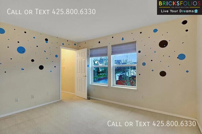 Building Photo - Dream Kitchen, Dual Fireplaces: Find Your Stylish Sanctuary in Redmond Ridge.