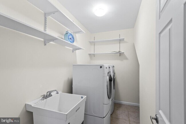 Building Photo - 10009 Sinnott Ct