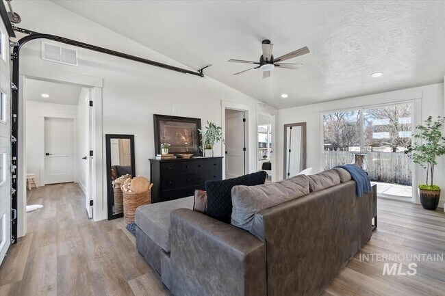 Building Photo - 362 London St