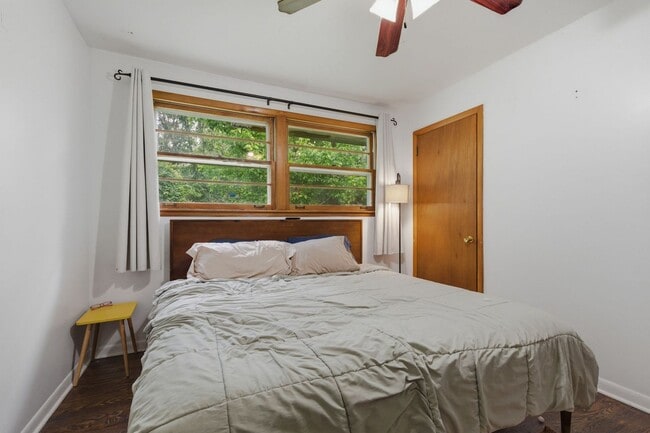 Building Photo - Two Bedroom/One Bathroom Duplex Unit