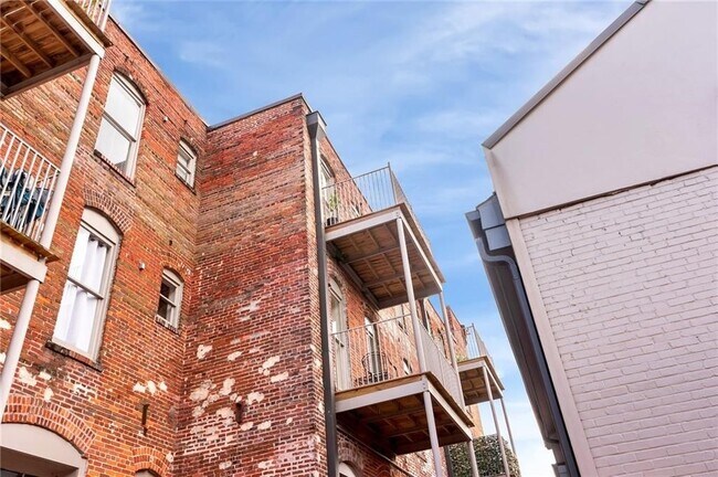 Building Photo - DOWNTOWN LIVING AT ITS FINEST!