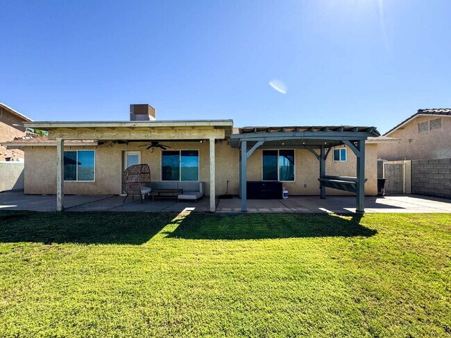 Building Photo - "Spacious 3 Beds, 2 baths Home with Inviti...