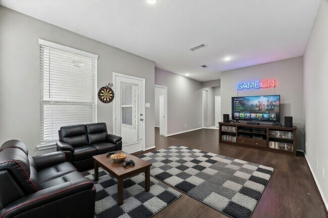 Building Photo - 8612 Cedardale Park Dr