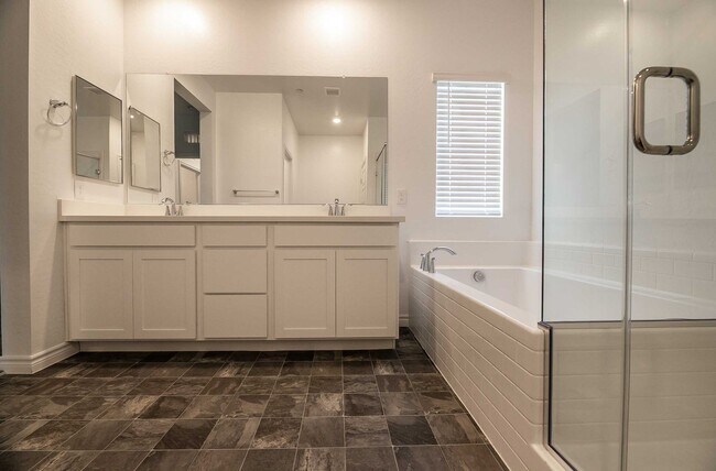 Building Photo - Modern Gated Townhome with Spacious Open Layout & Designer Kitchen!