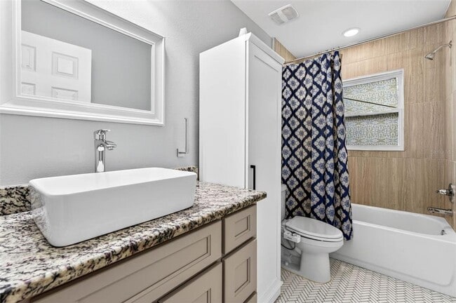 Building Photo - 1012 W Adalee St