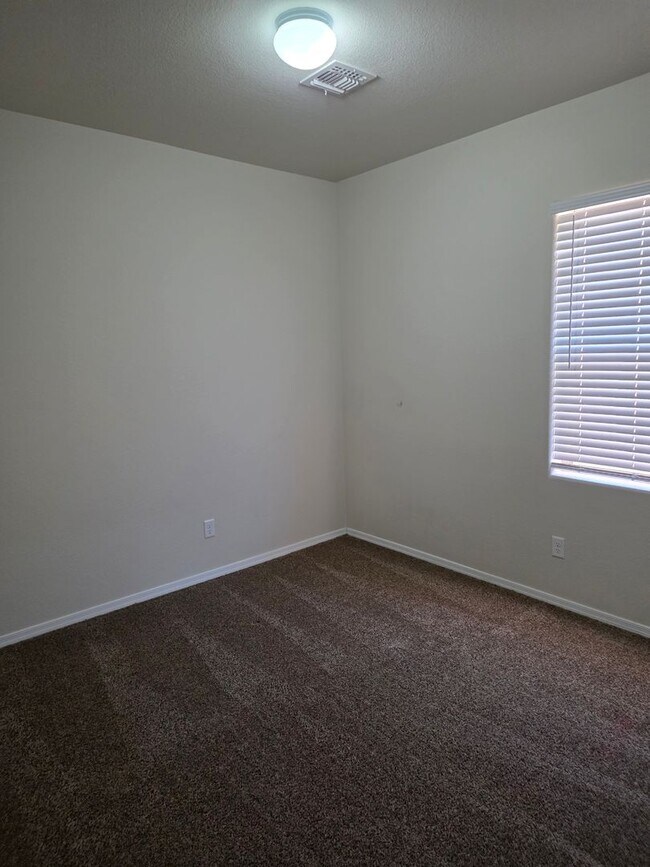 Building Photo - NW 3/BD 2/BA 2/CG Single Story