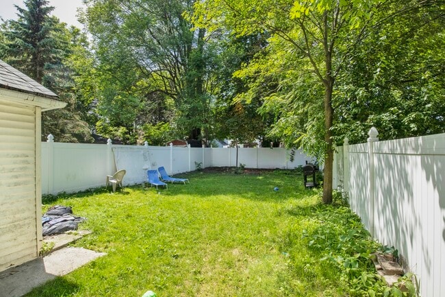 Building Photo - 102 Briscoe Ave