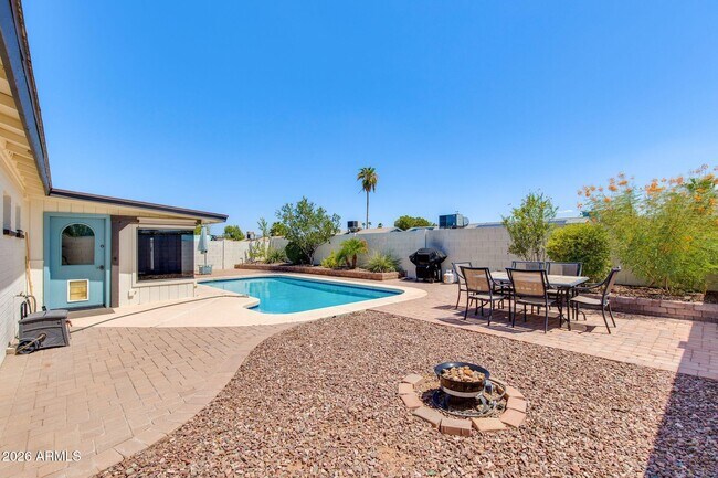 Building Photo - 2429 E Dahlia Dr