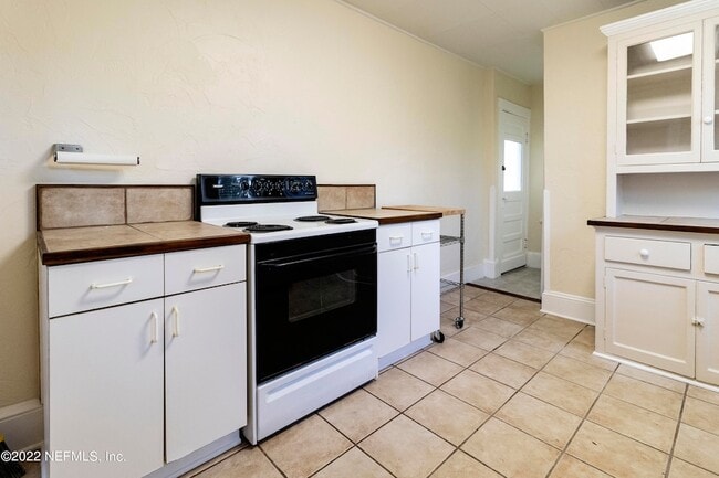 Building Photo - 24 Riberia St