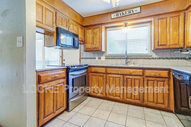 Building Photo - 6428 Lago Vista Dr