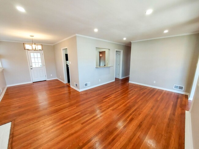 Building Photo - Fully Renovated 3br/2bth with large yard i...