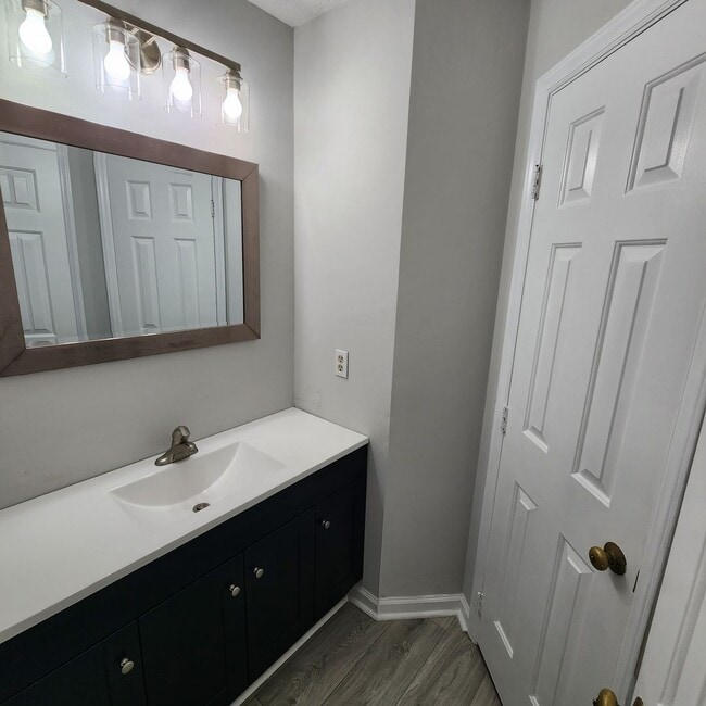 Building Photo - 3 Bedroom Townhome For Rent